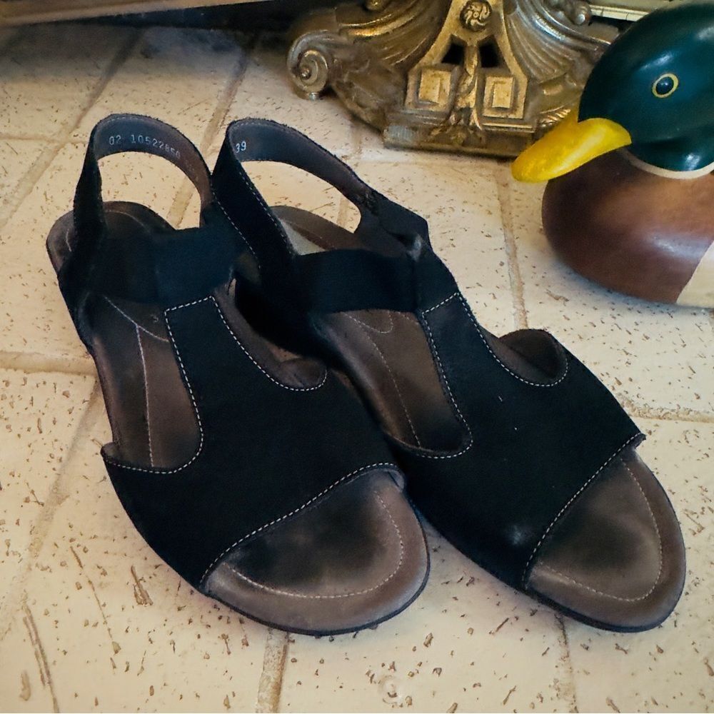 Mephisto Petrea low heel t-strap sandals in black suede and VGUC size 8